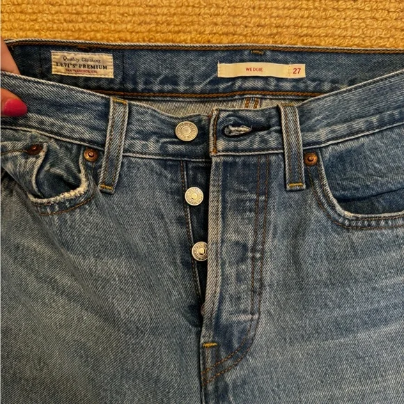 LAST CALL 🎉 Levi’s Wedgie Straight Jeans - Picture 2 of 4